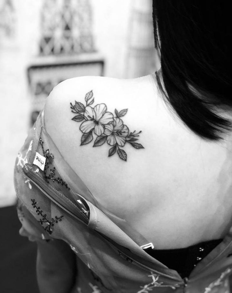 素花纹身纹身图片_肩部点刺纹身图案