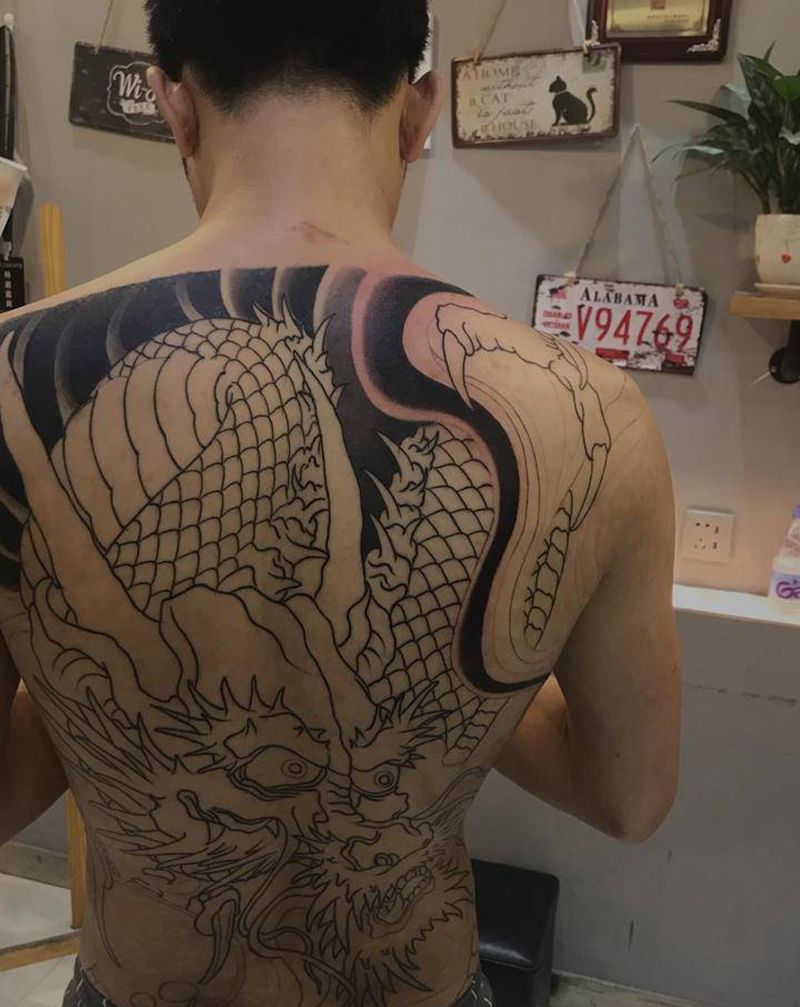 满背龙纹身图片_背部新传统纹身图案