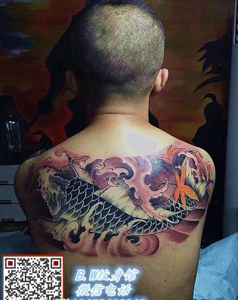 鱼纹身图片_背部新传统纹身图案