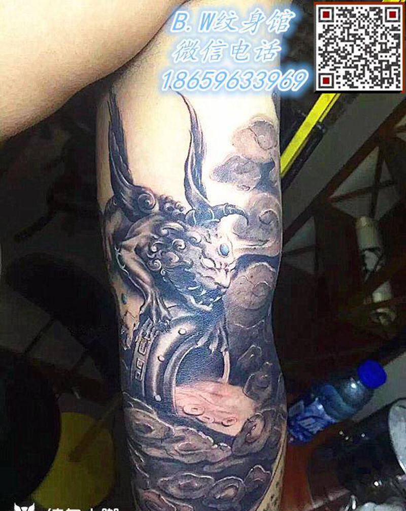 貔貅纹身图片_手部手臂欧美写实纹身图案