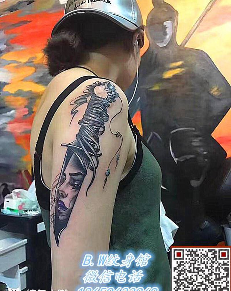 刀（遮盖）纹身图片_手部手臂Old School图腾纹身图案