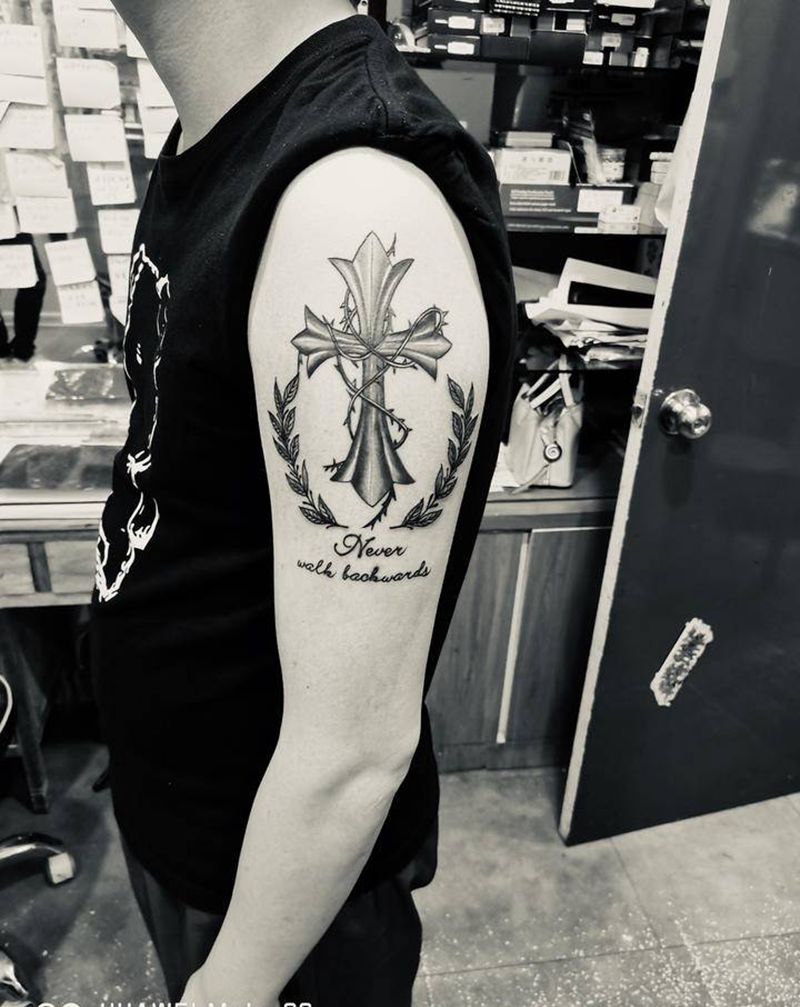 十字架纹身纹身图片_肩部手臂新传统纹身图案