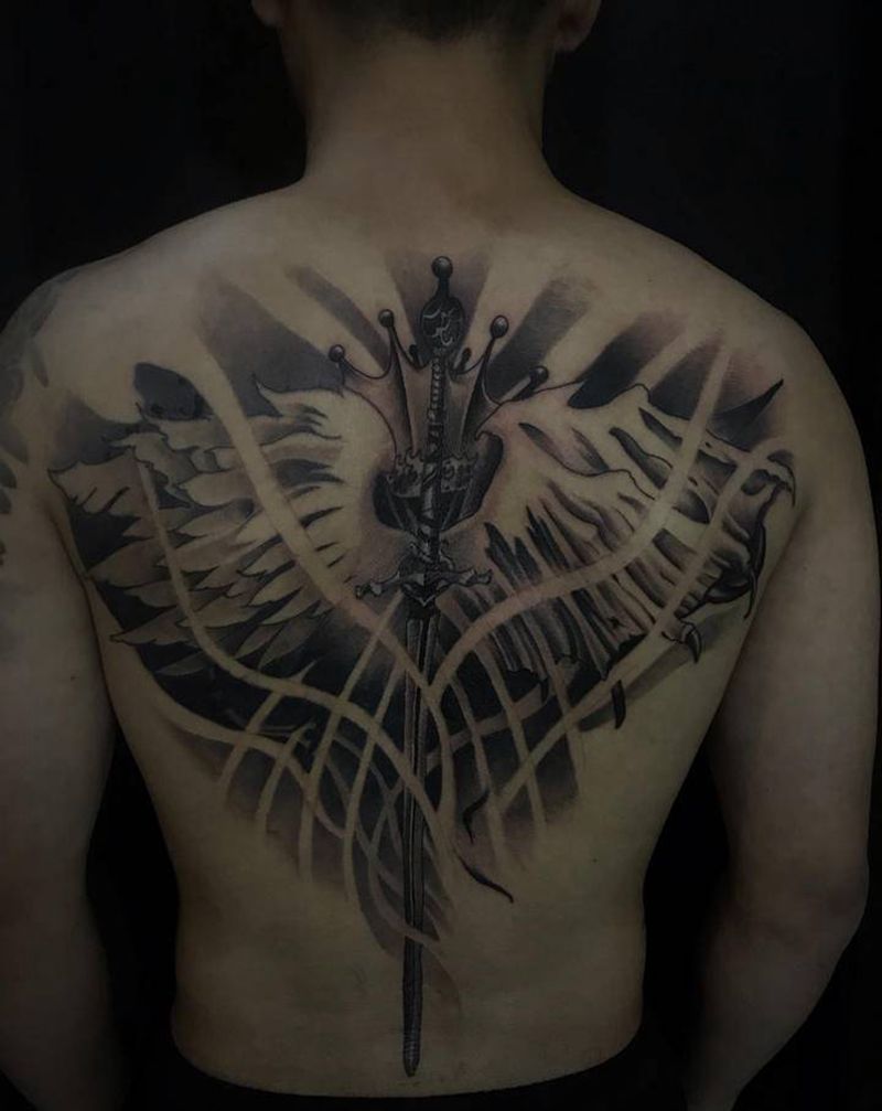 翅膀纹身图片_背部新传统欧美写实纹身图案