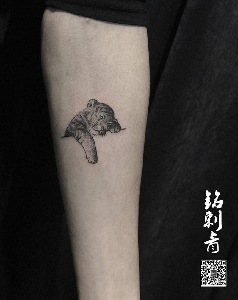 小老虎纹身图片_手臂点刺纹身图案