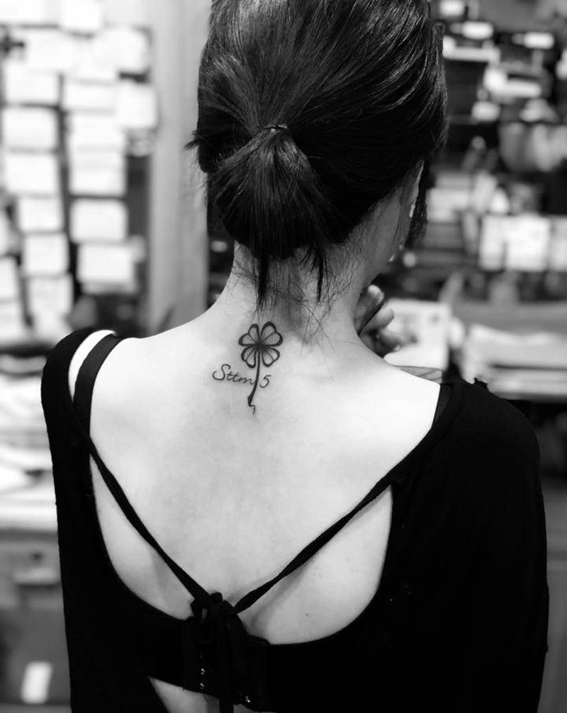 四叶草纹身纹身图片_颈部背部新传统纹身图案