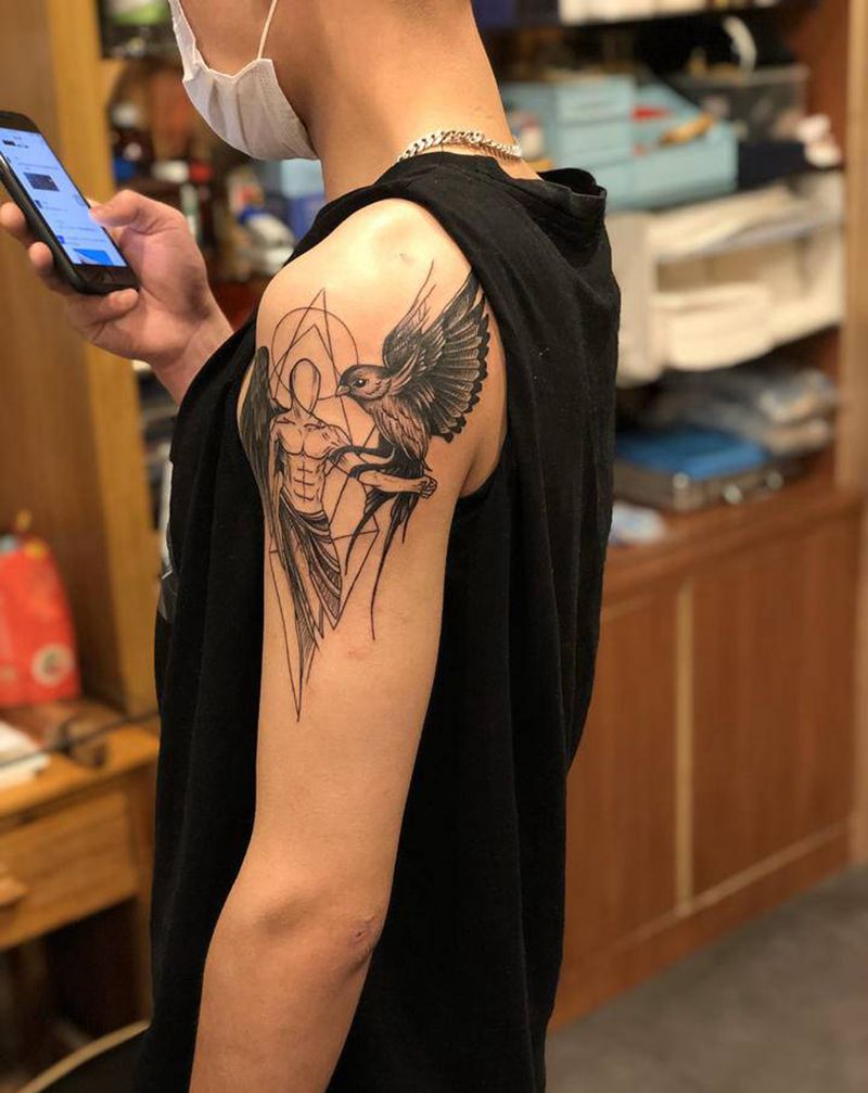 训鹰人纹身纹身图片_肩部手臂点刺纹身图案