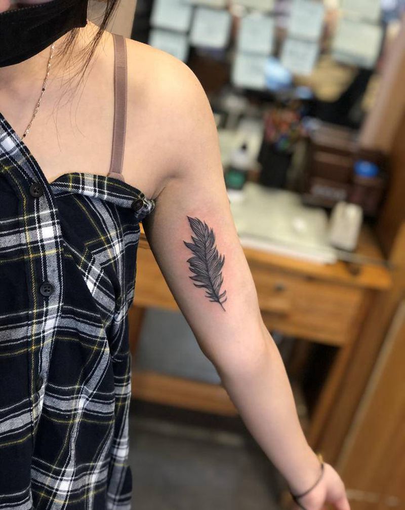羽毛纹身纹身图片_手部新传统纹身图案