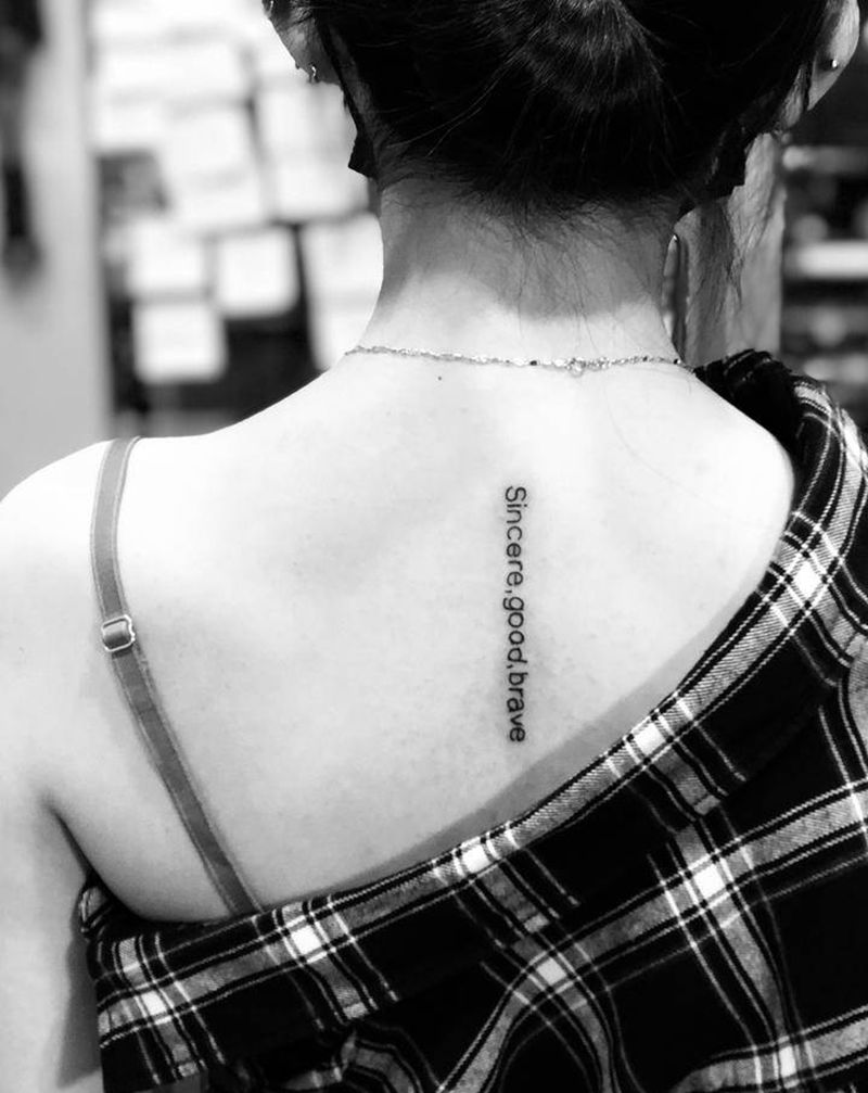 字母纹身纹身图片_背部花体字纹身图案