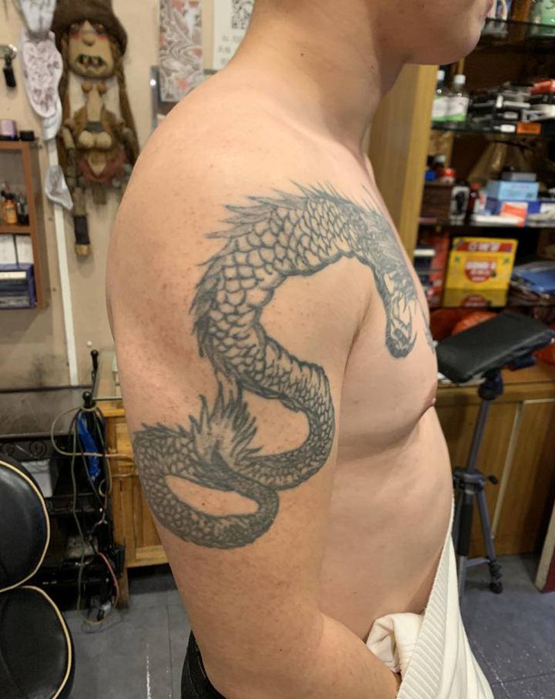 披肩龙纹身纹身图片_肩部手臂新传统纹身图案