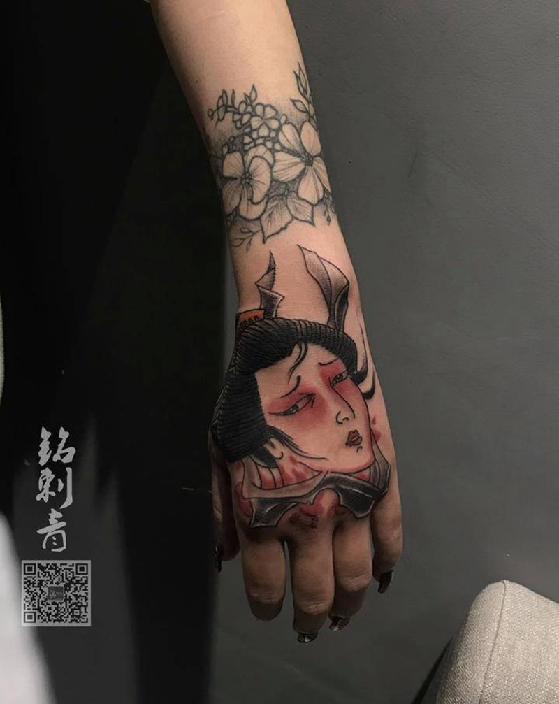 手背遮盖纹身图片_手部老传统新传统纹身图案
