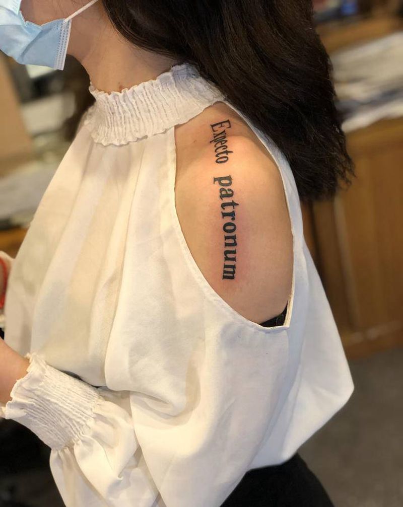 字母纹身纹身图片_肩部手臂老传统纹身图案