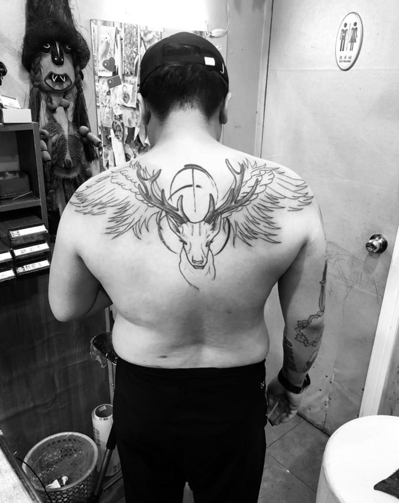 鹿纹身 翅膀纹身纹身图片_肩部背部老传统纹身图案