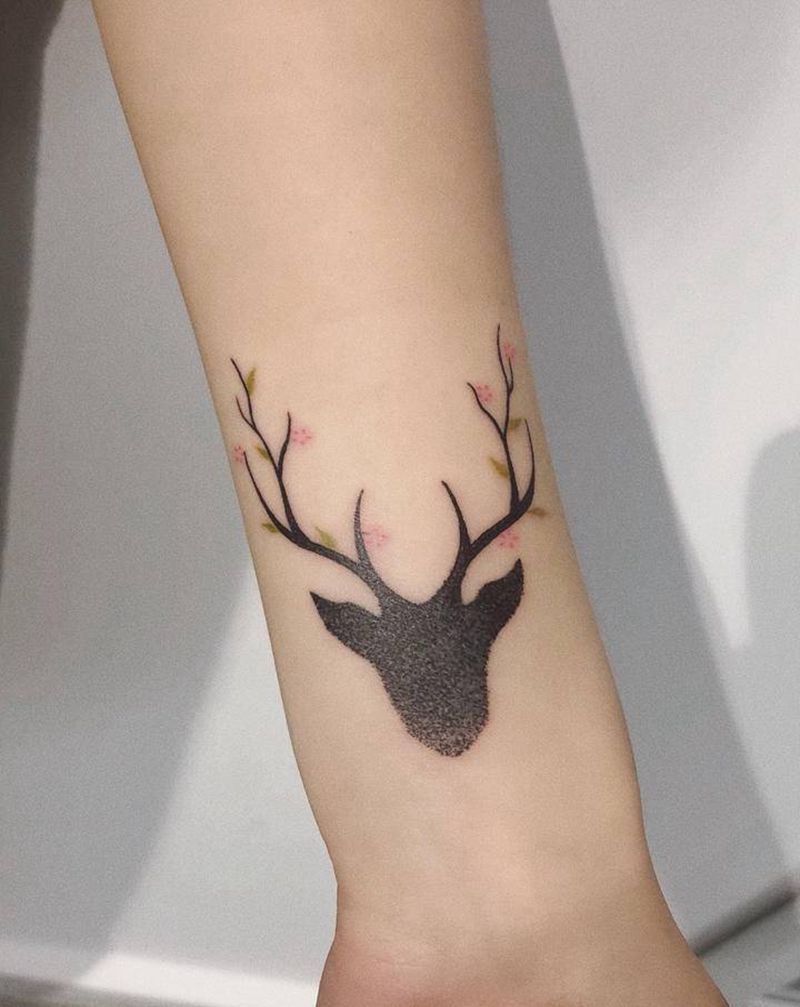 春天的小鹿纹身图片_手部手臂点刺鹿小清新纹身图案