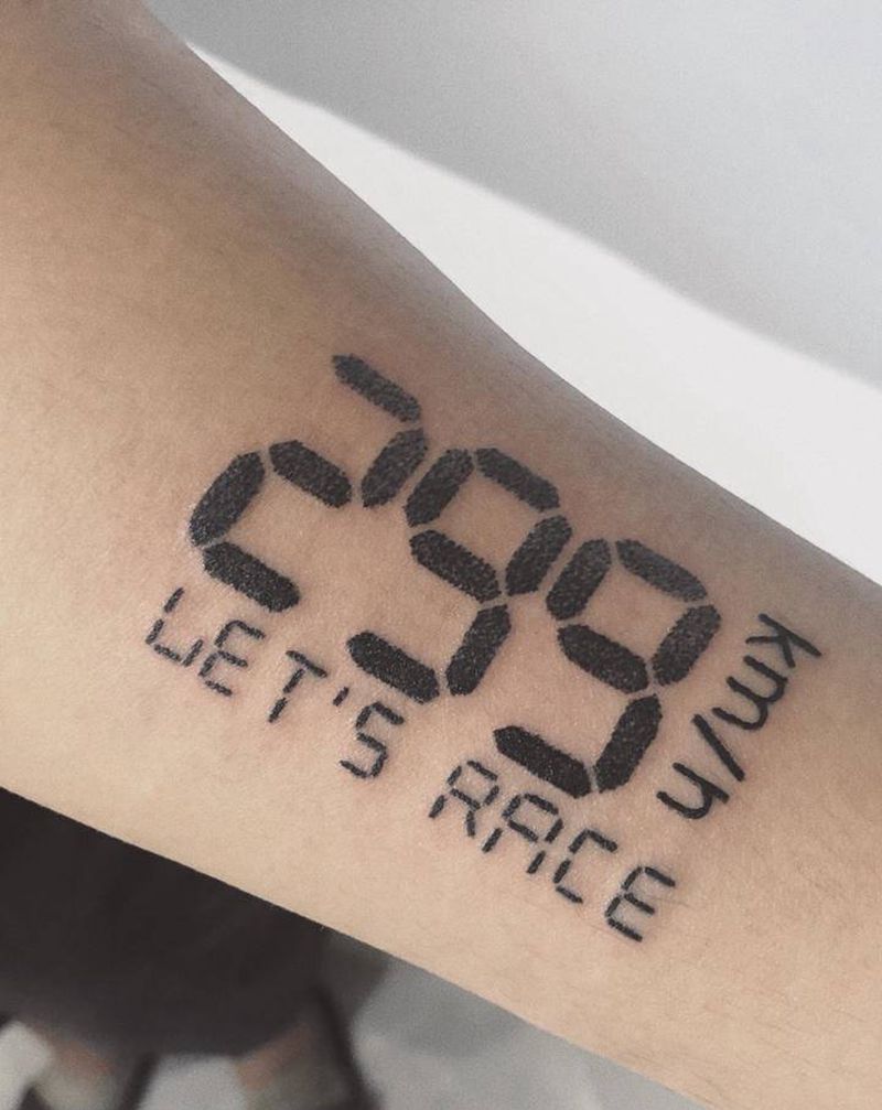 梦想时速纹身图片_手部手臂点刺机车时速表纹身图案