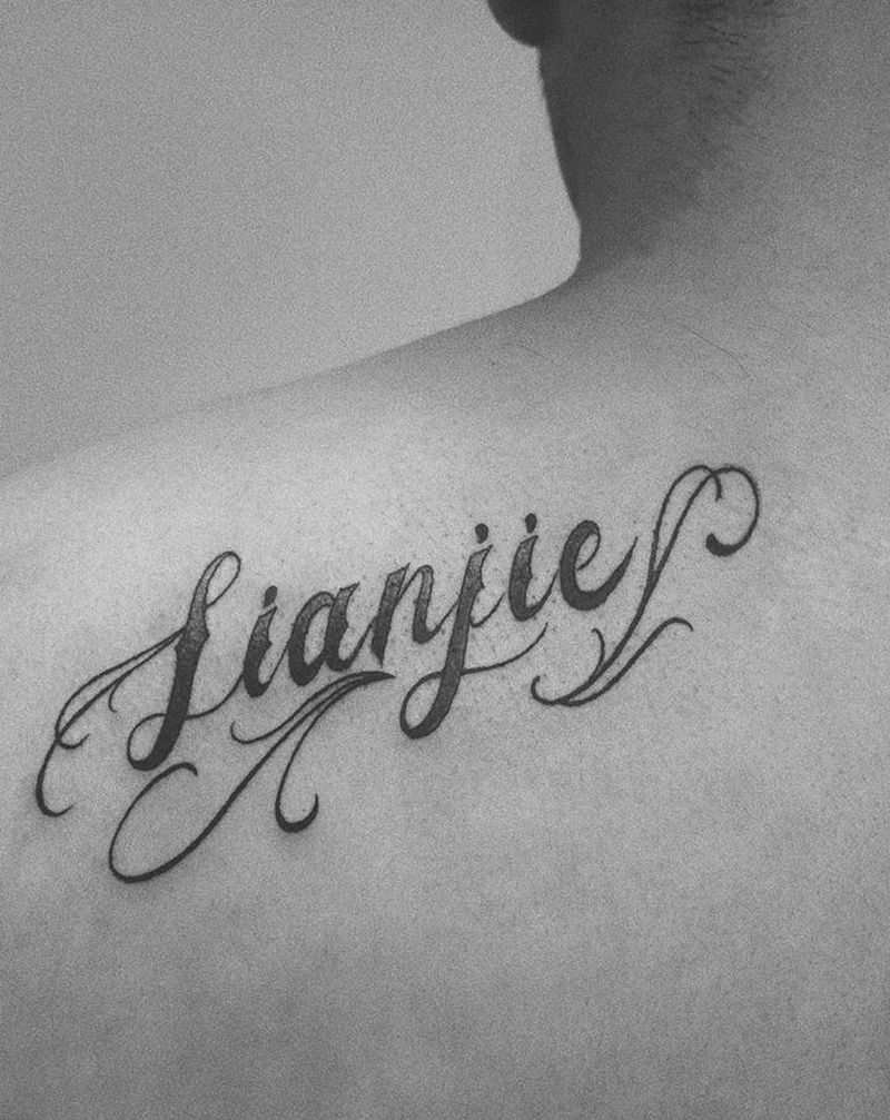 女朋友名字纹身图片_肩部花体字纹身图案