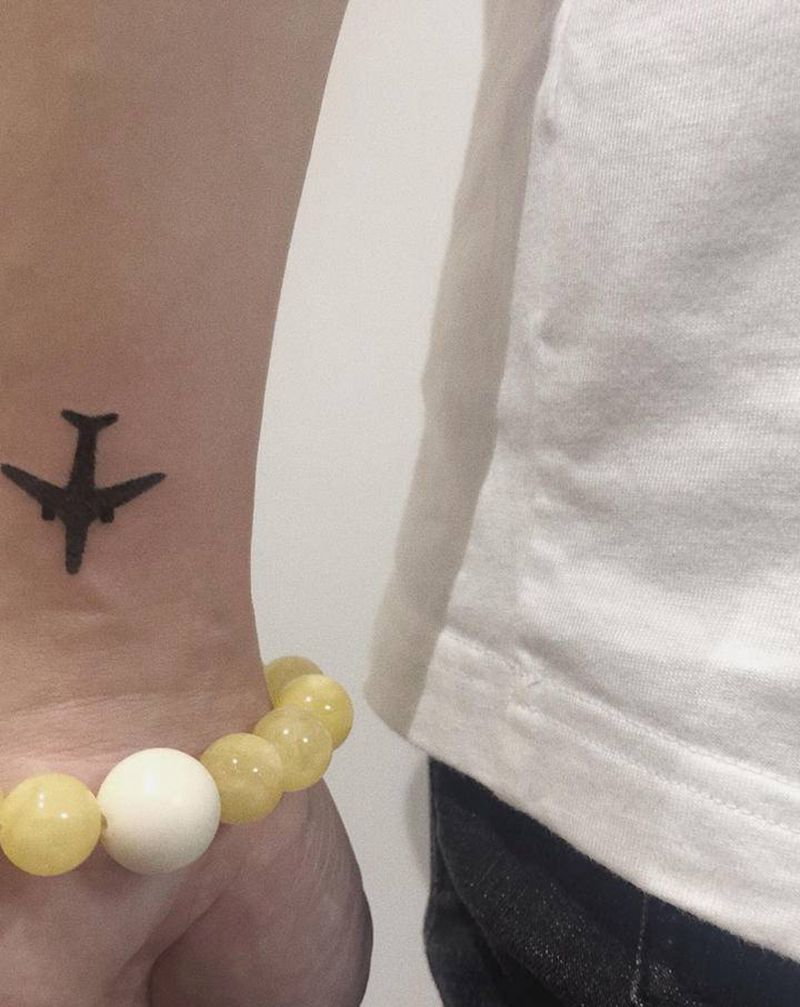 飞机纹身图片_手部手臂点刺小清新纹身图案