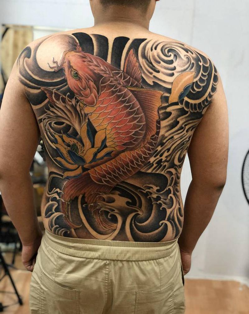 满背鲤鱼纹身纹身图片_背部新传统纹身图案
