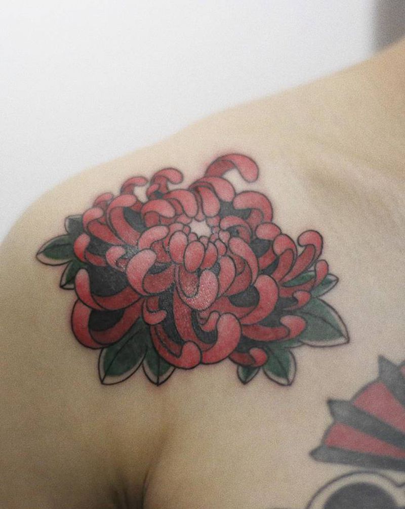 老传统肩花纹身图片_肩部胸部老传统菊花对称日式纹身图案