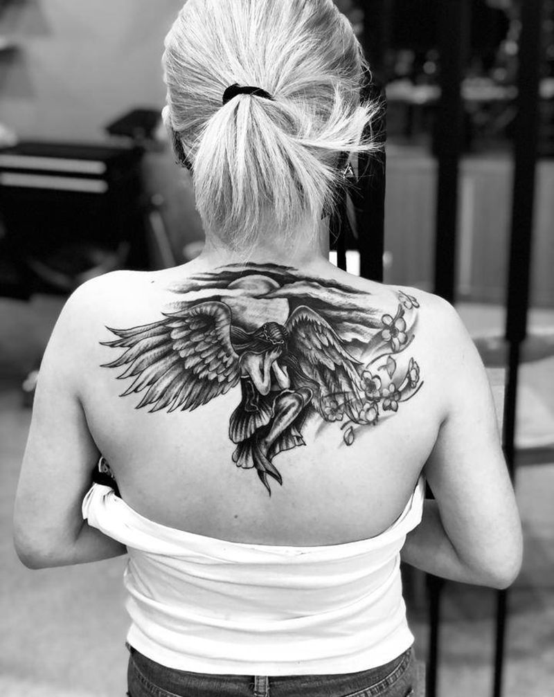 哭泣的天使纹身纹身图片_背部颈部新传统纹身图案