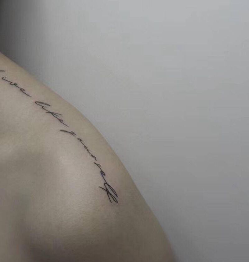 英文纹身图片_肩部英文纹身图案