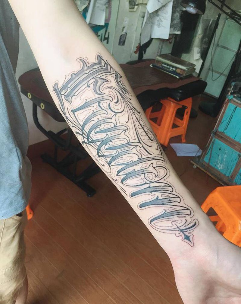 目田纹身图片_手臂花体字纹身图案