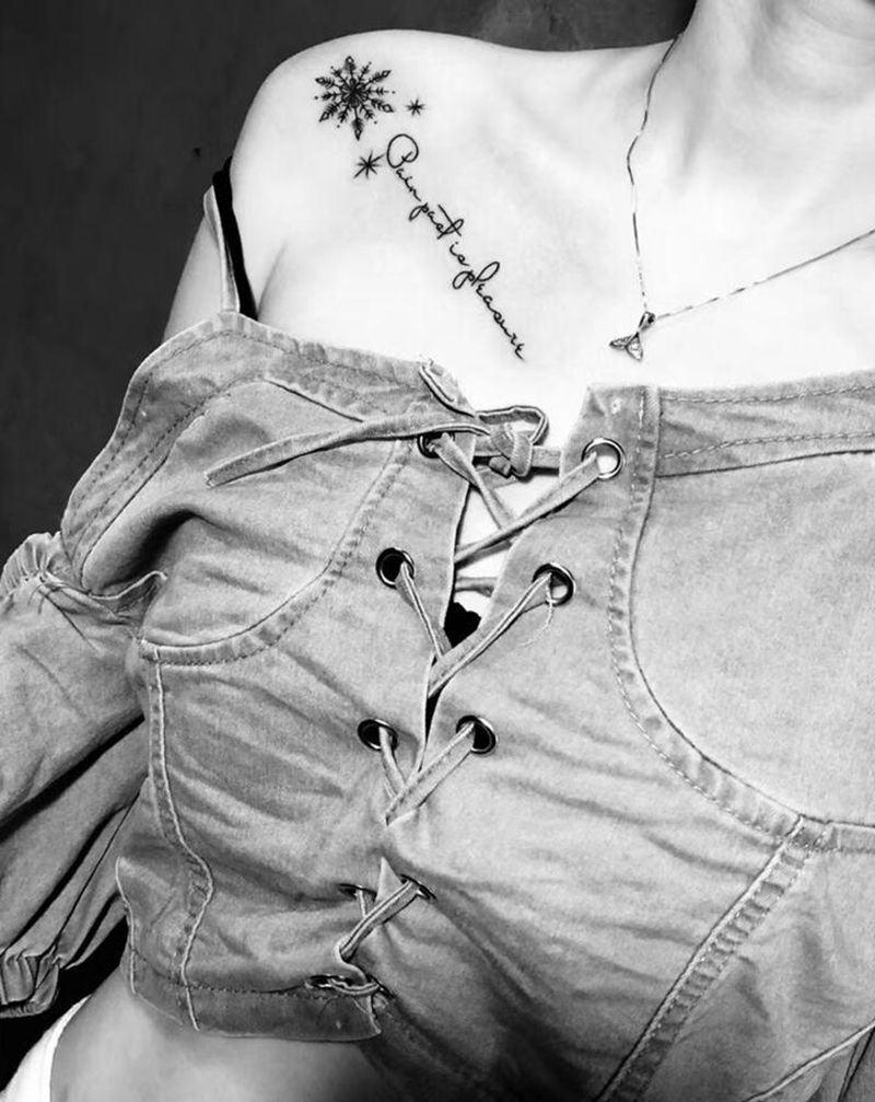 锁骨小英文纹身图片_胸部纹身图案