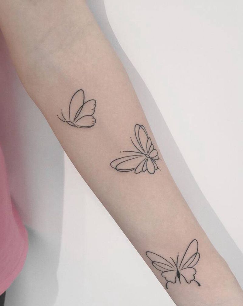 蝴蝶纹身图片_手部手臂几何小清新网红蝴蝶纹身图案