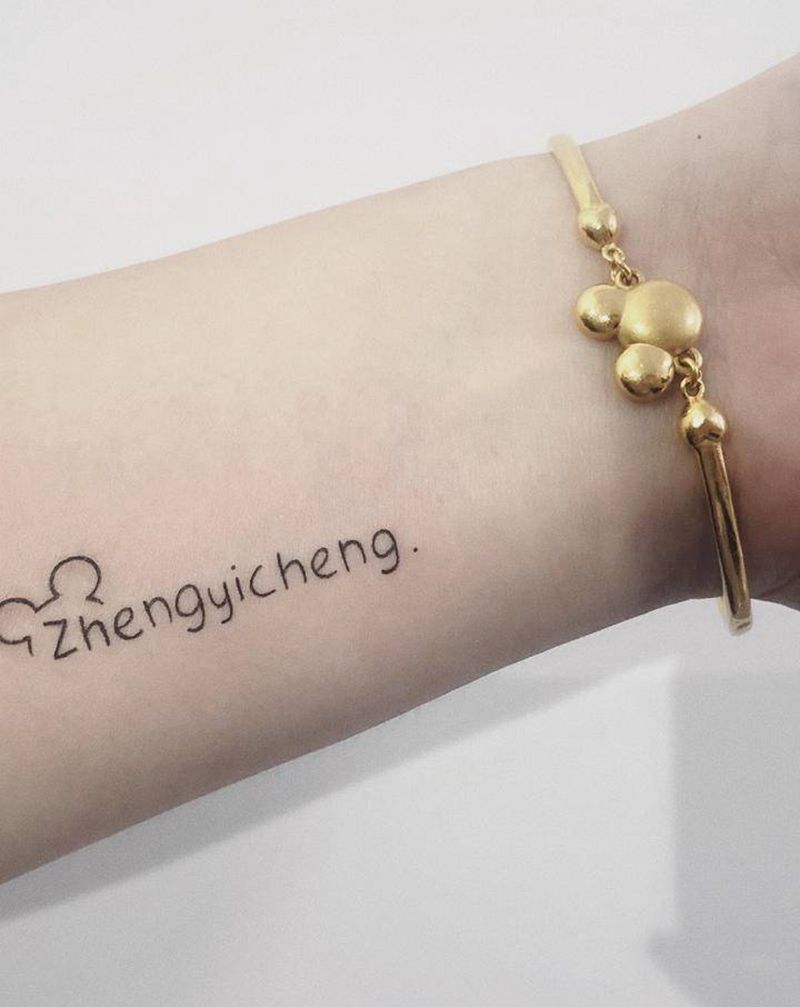 小可爱纹身图片_手臂手部几何米奇老鼠英文纹身图案