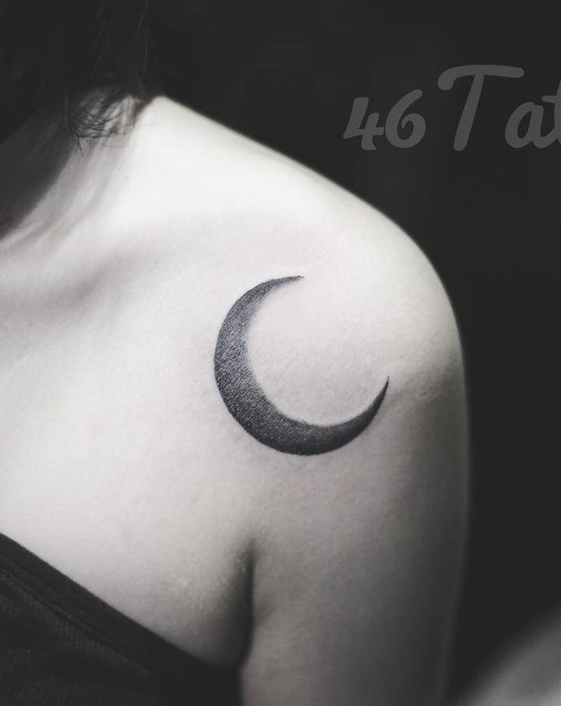 「月」纹身图片_肩部纹身图案