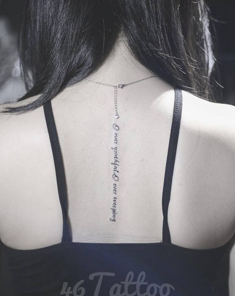 「永遠年輕，永遠熱淚」纹身图片_背部纹身图案