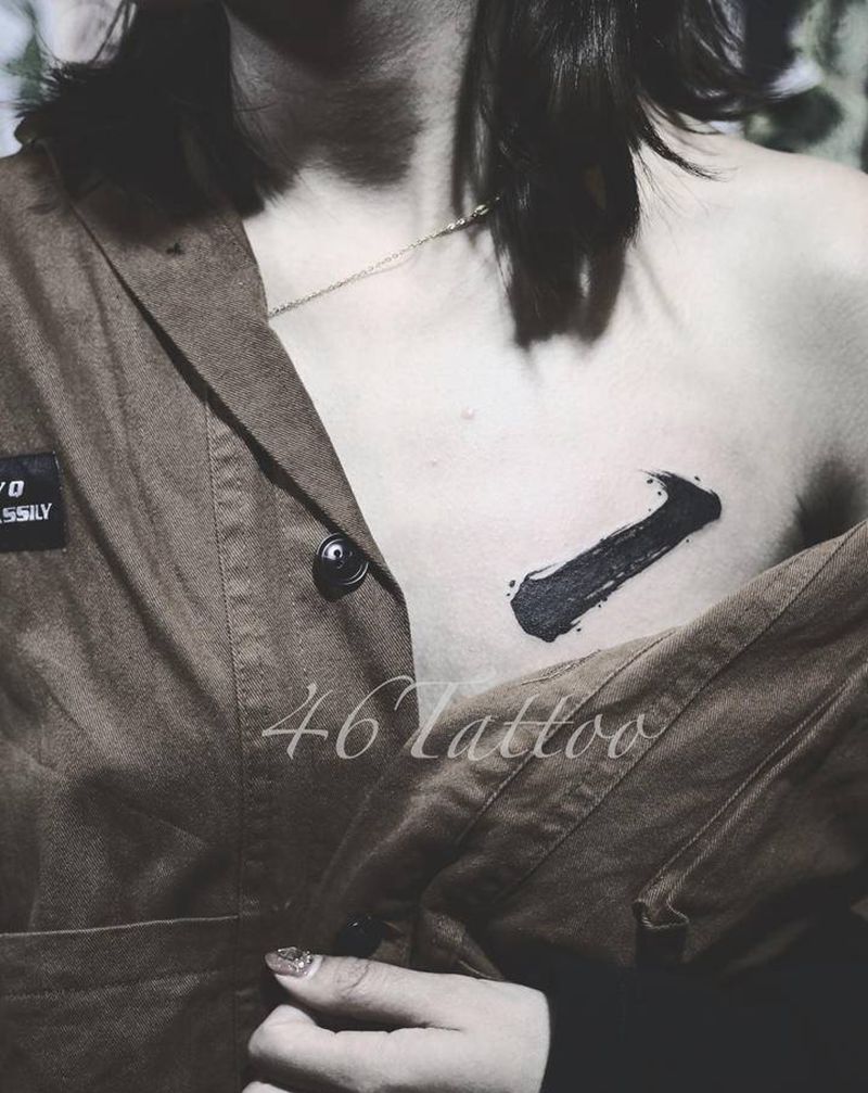 「一」纹身图片_胸部水墨纹身图案