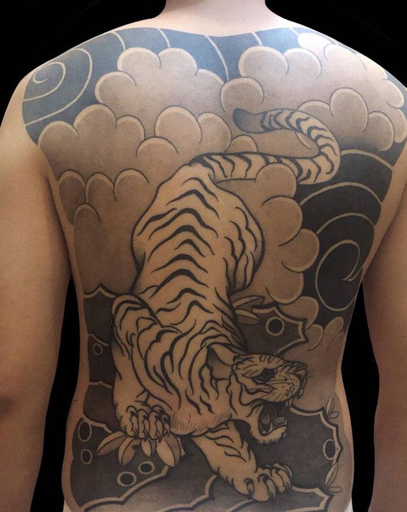 老传统下山虎纹身图片_背部老传统老虎日式漳州纹身图案