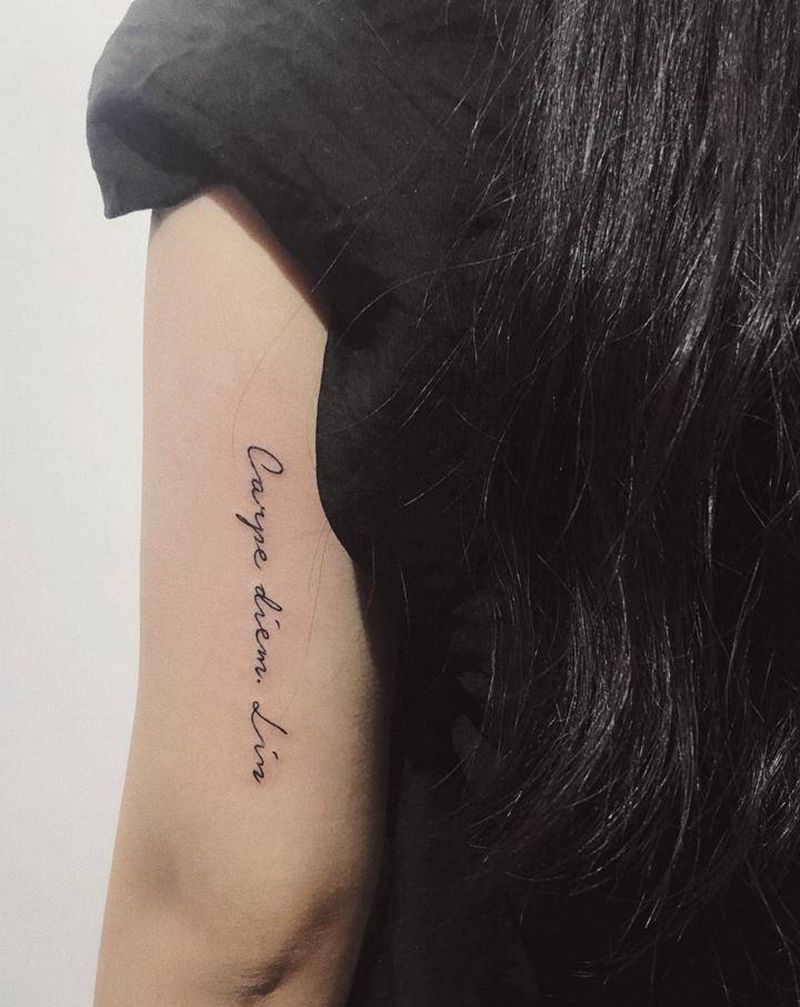 Carpe Diem.Lin纹身图片_手部手臂拉丁文小清新纹身图案