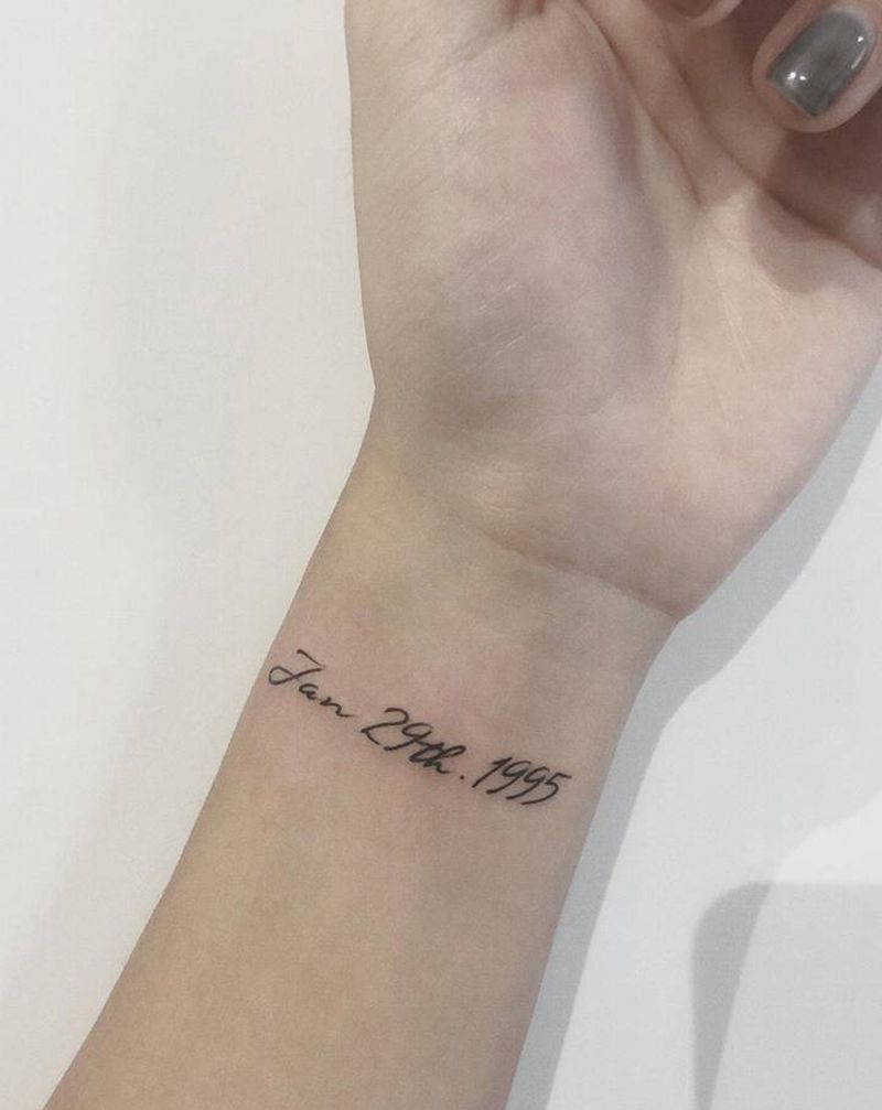 女生手腕英文日期纹身图片_手臂手部几何英文小清新纹身图案