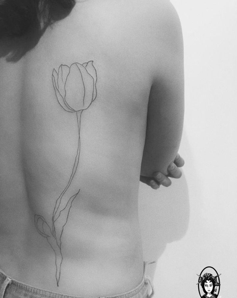 郁金香纹身图片_背部腰部几何小清新花郁金香纹身图案