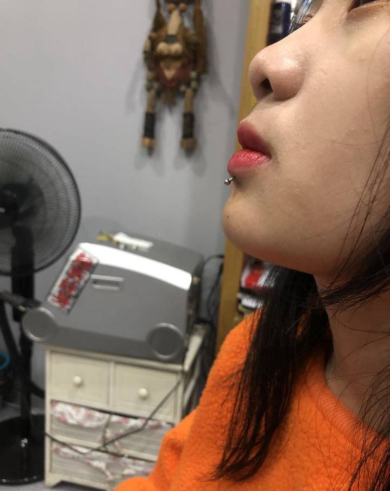 唇钉纹身图片_颈部欧美写实纹身图案