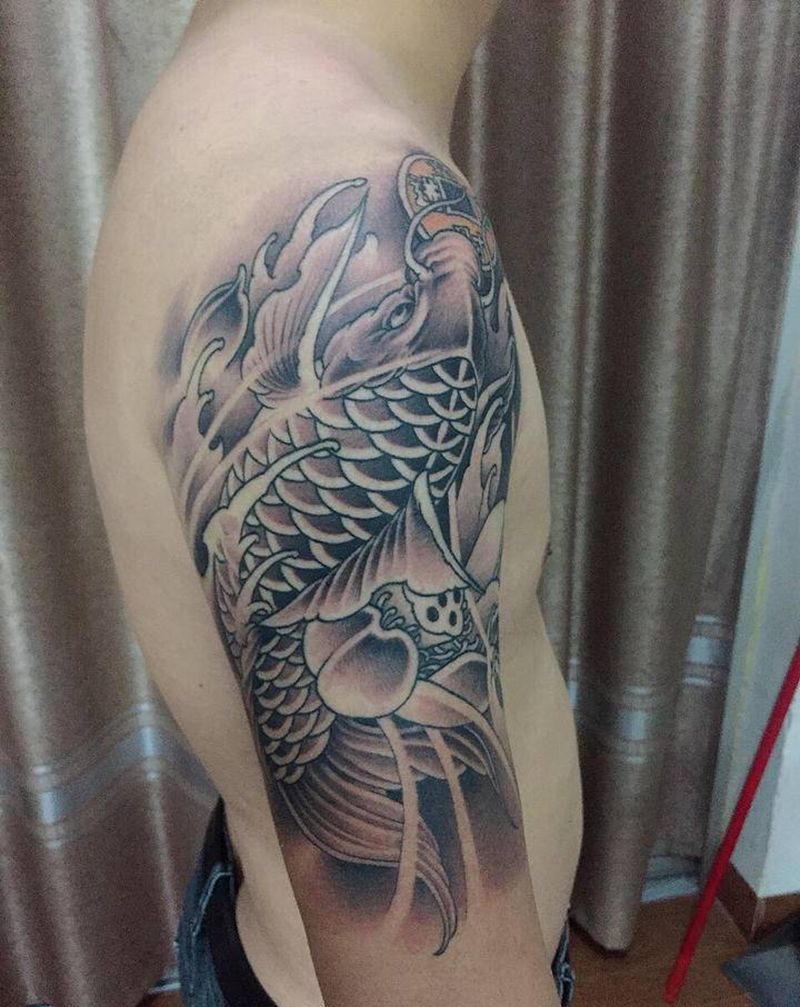 鱼纹身图片_手臂新传统纹身图案