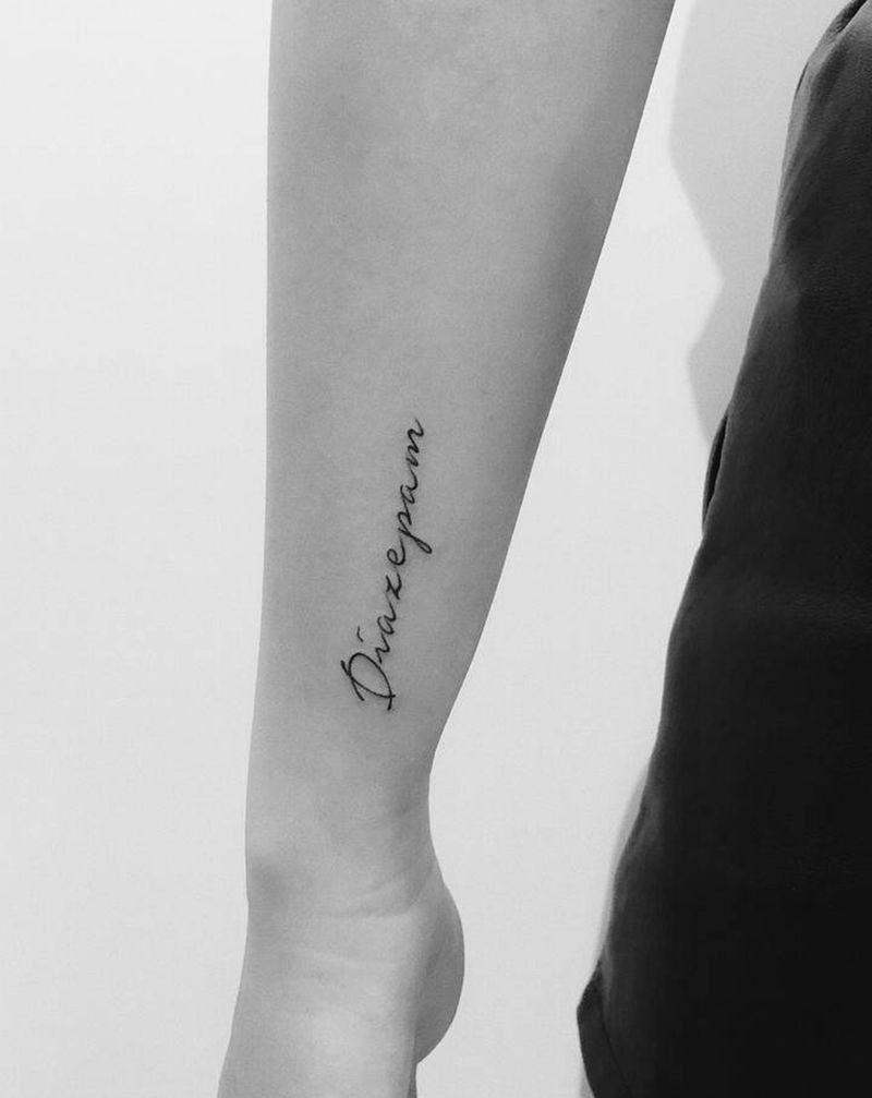 安定纹身图片_手臂手部英文小图小清新纹身图案