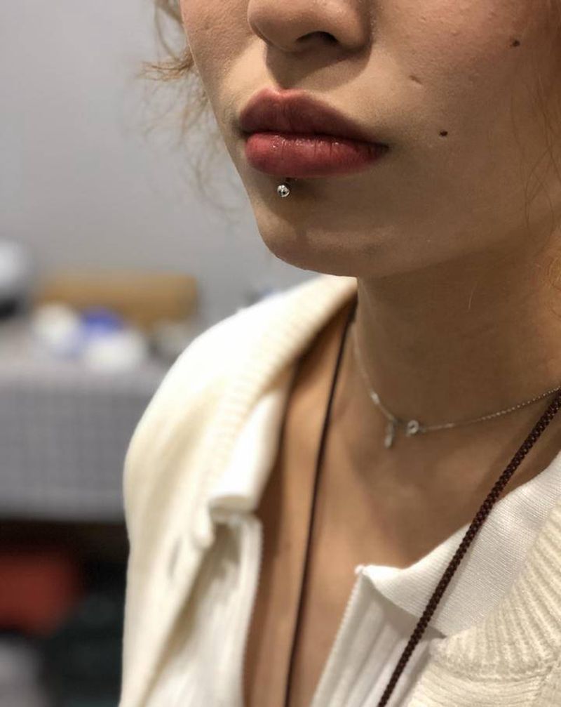 唇钉纹身图片_胸部欧美写实纹身图案