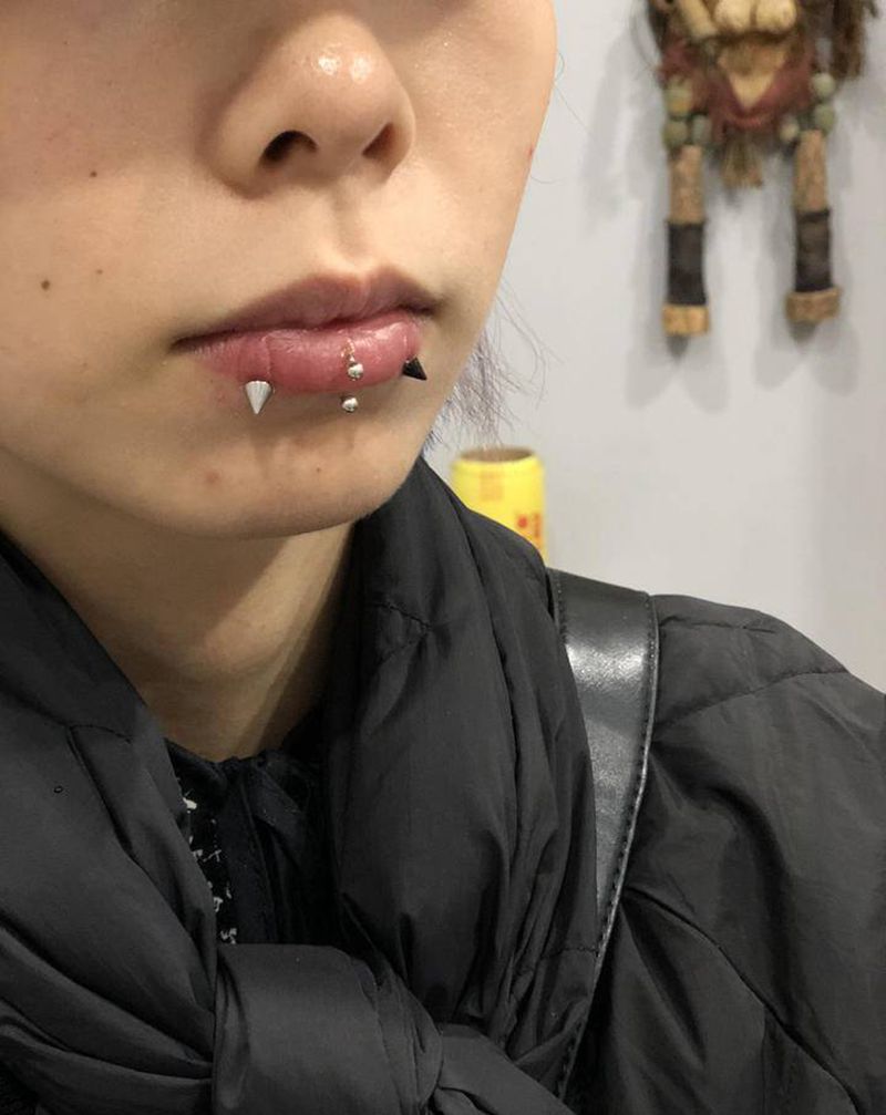 唇钉 魔鬼钉纹身图片_颈部欧美写实纹身图案