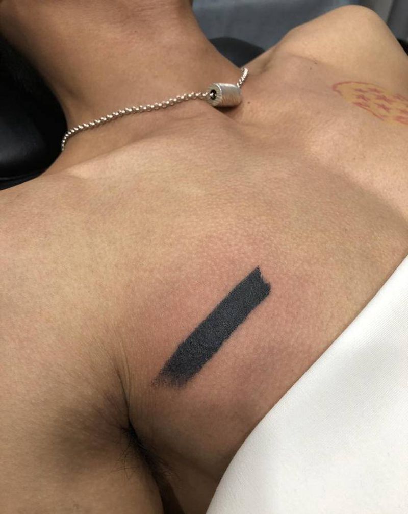 墨痕遮盖纹身图片_胸部水墨纹身图案