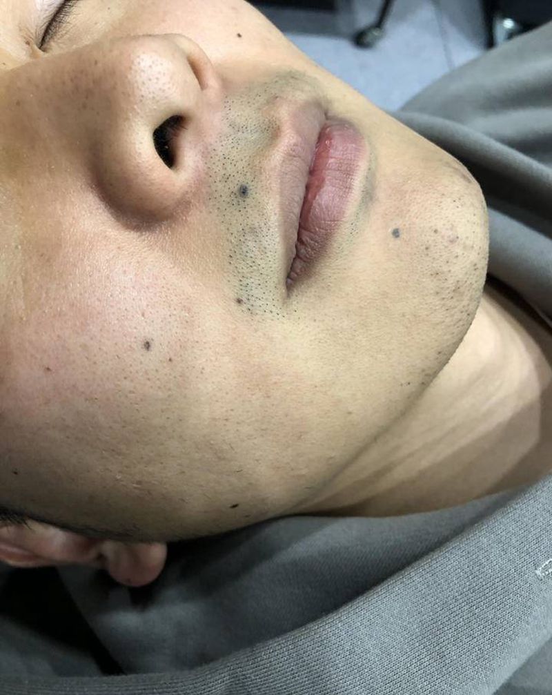 点痣纹身图片_颈部几何纹身图案