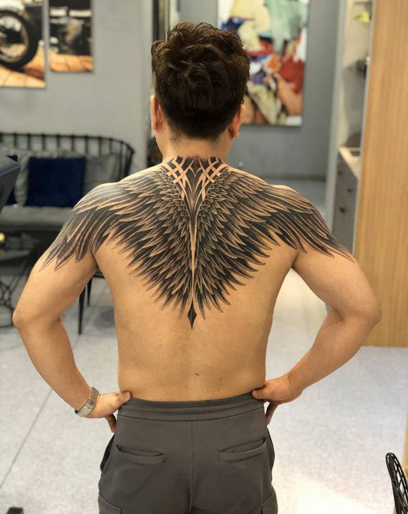 翅膀纹身纹身图片_背部新传统纹身图案