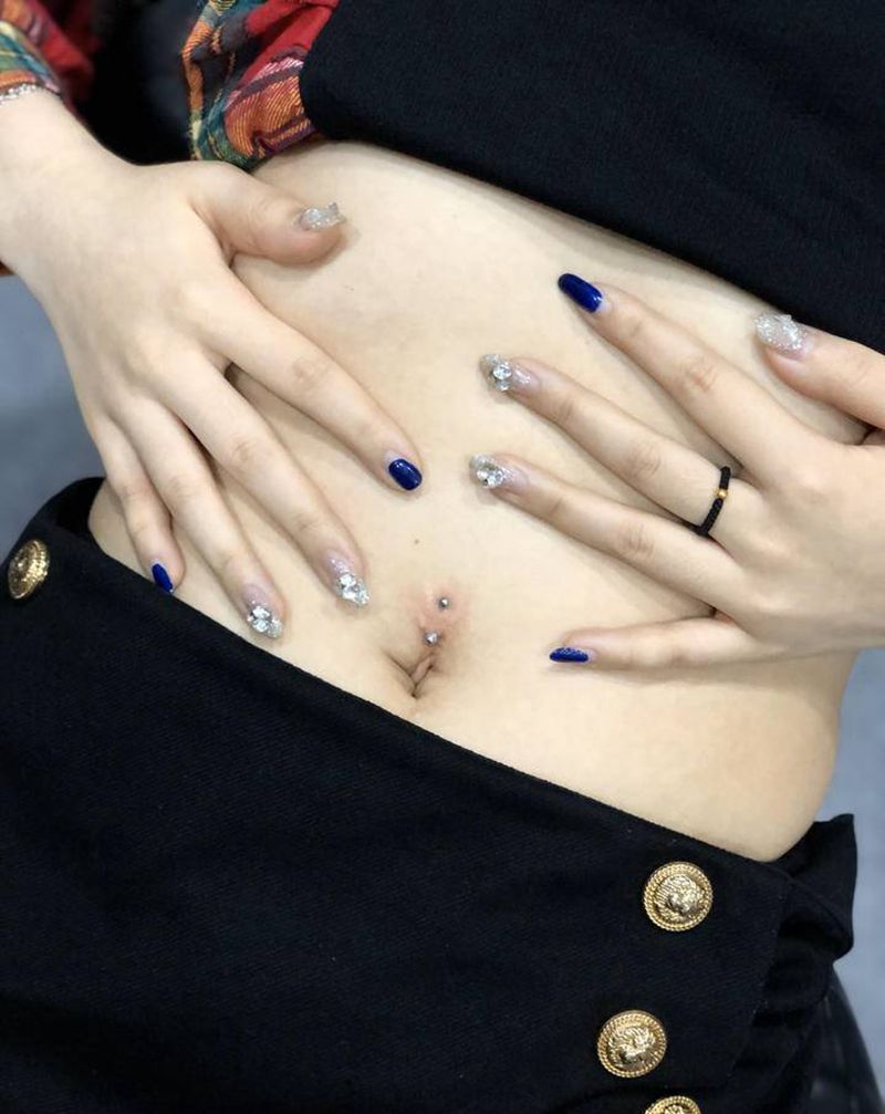 肚脐钉纹身图片_腹部几何纹身图案