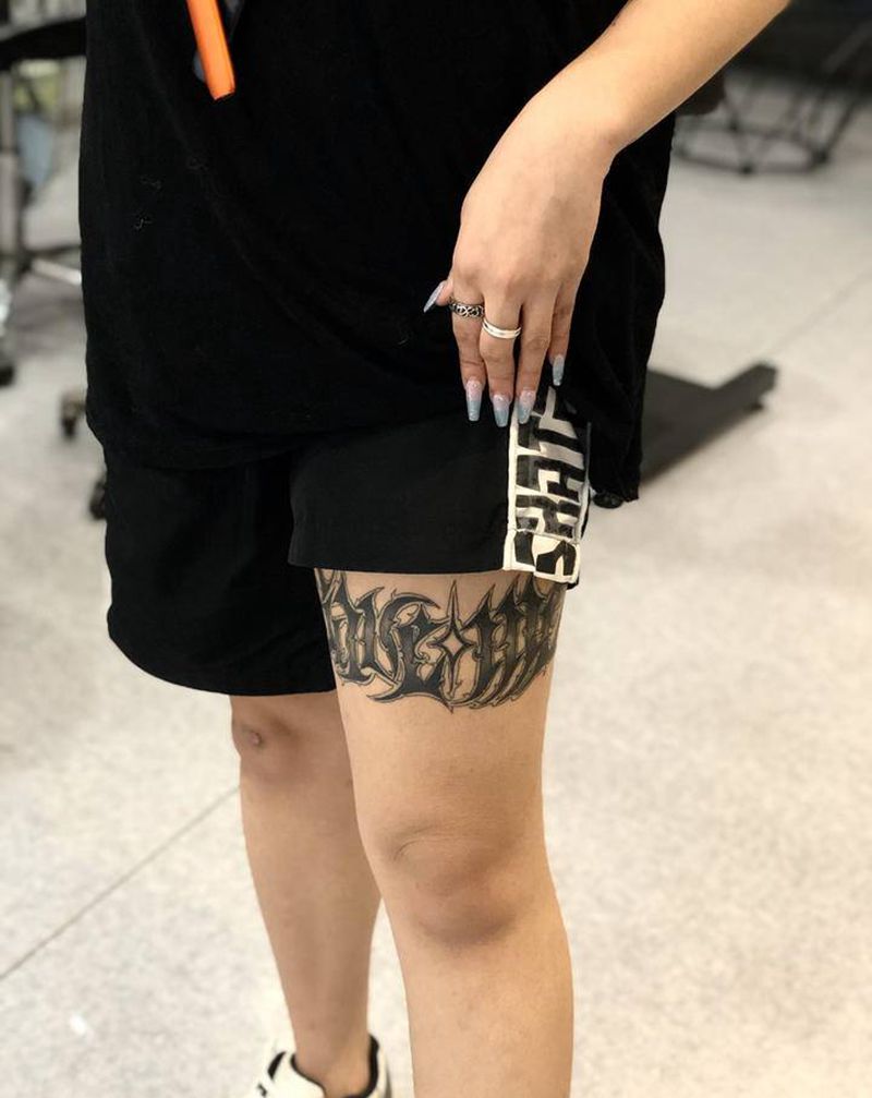 花体英文纹身图片_腿部花体字纹身图案