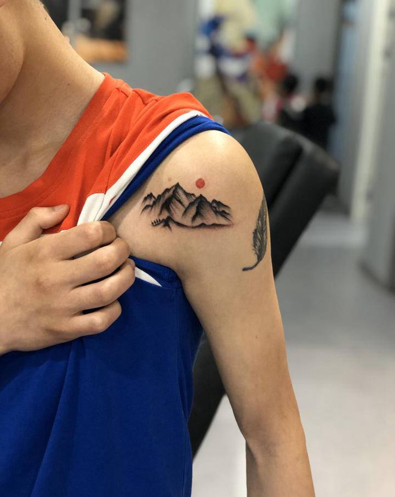 山纹身纹身图片_肩部点刺纹身图案