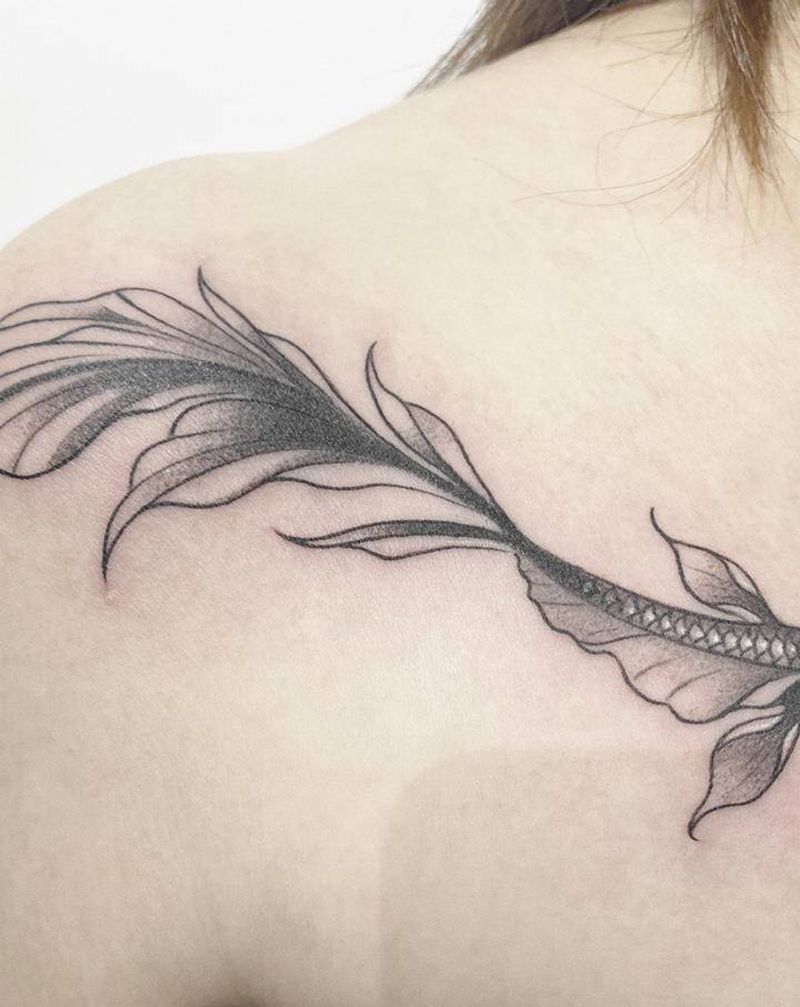 鱼纹身图片_肩部手臂金鱼小清新女生纹身图案