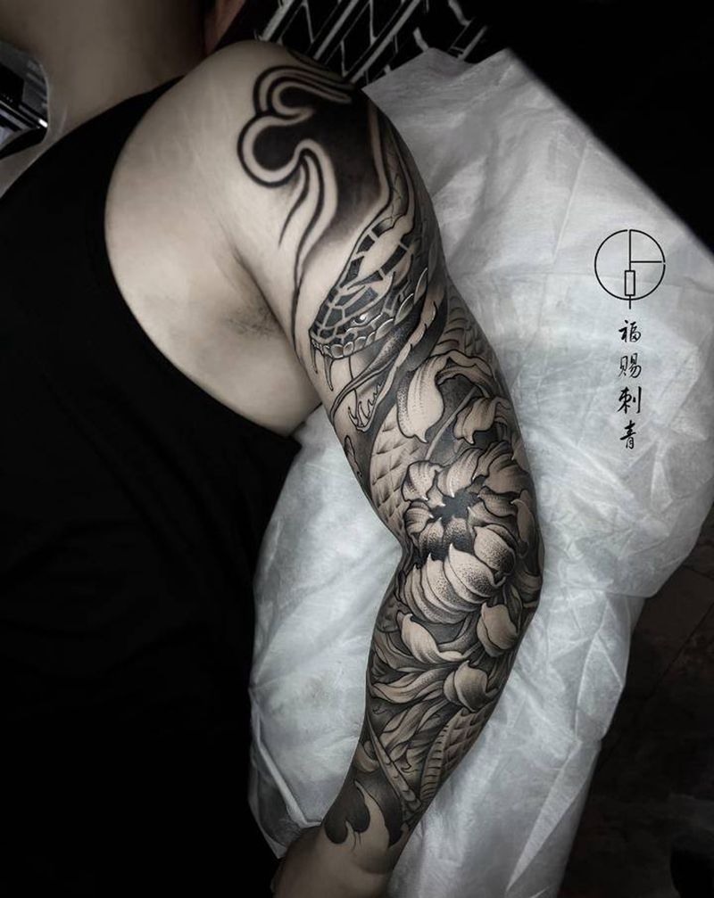 花臂蛇纹身图片_手部手臂新传统老传统纹身图案