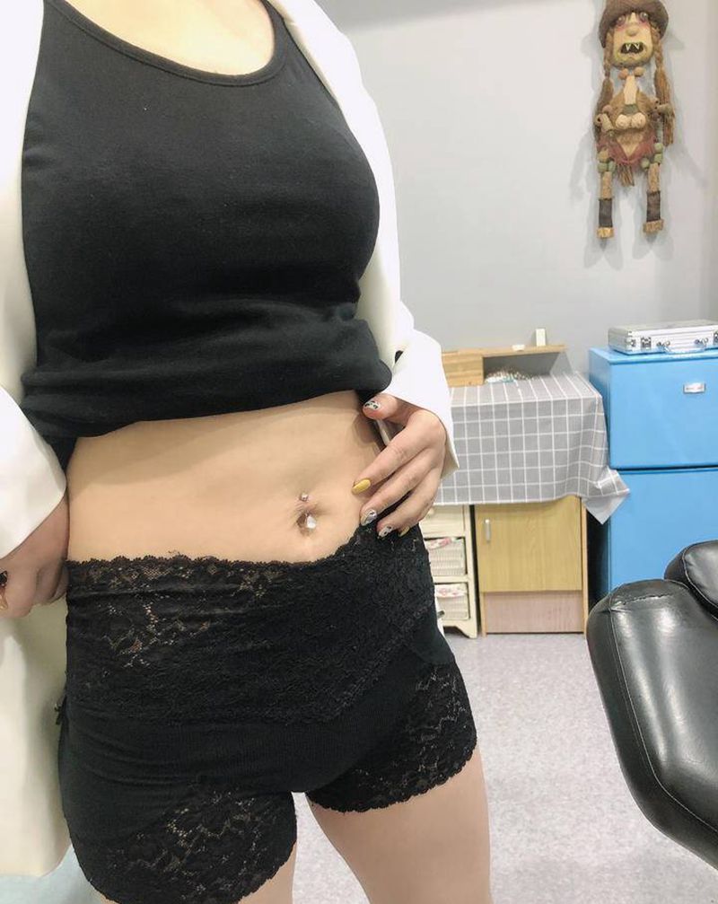 肚脐钉纹身图片_腹部水彩纹身图案