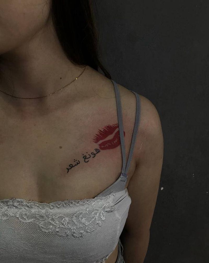 胸口英文唇印纹身图片_胸部肩部花体字纹身图案